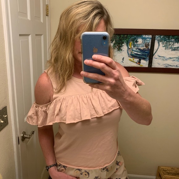 hippie laundry Tops - Hippie Laundry pink boho cold shoulder ruffles